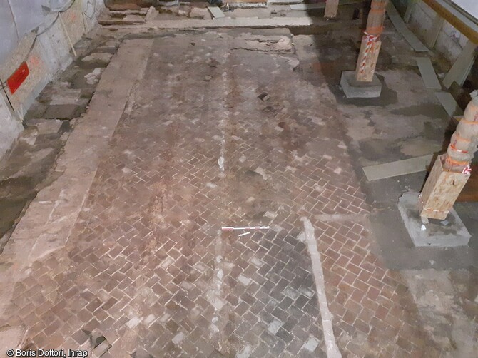 Le sol en dalles de terre cuite de la nef de l'&eacute;glise Saint-Guillaume &agrave; Strasbourg (Bas-Rhin) en cours de fouille en 2021. Ce sol mis en place apr&egrave;s 1554 a &eacute;t&eacute; mis au jour sous la dalle de b&eacute;ton coul&eacute;e au XXe si&egrave;cle 