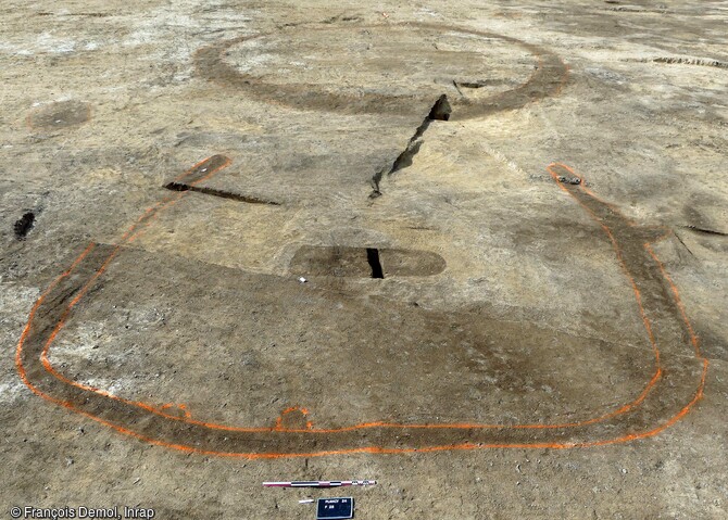 Vue oblique d'un enclos circulaire (au second plan) et en forme de fer à cheval avec inhumation centrale (au premier plan) à Plancy-l'Abbaye (Aube).