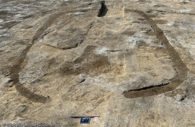 Vue oblique de l'enclos sub-rectangulaire aux angles arrondis et ouvert à l'est en cours de fouille à Plancy-l'Abbaye (Aube).