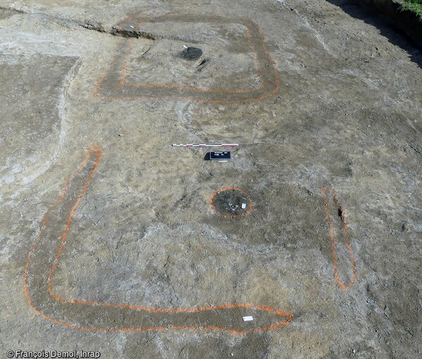 Vue oblique des deux enclos quadrangulaires et dépôts secondaires à crémation centraux en cours de fouille à Plancy-l'Abbaye (Aube).