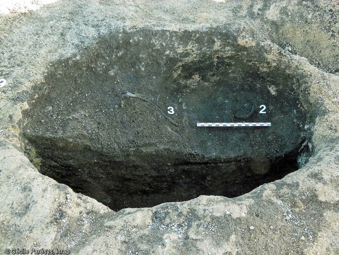 Vue d'un dépôt secondaire à crémation (sujet adulte ou sub-adulte)en cours de fouille à Plancy-l'Abbaye (Aube). Des fragments d'objets métalliques fragmentés et passés au feu (torque et bracelet) ont été mis au jour. 