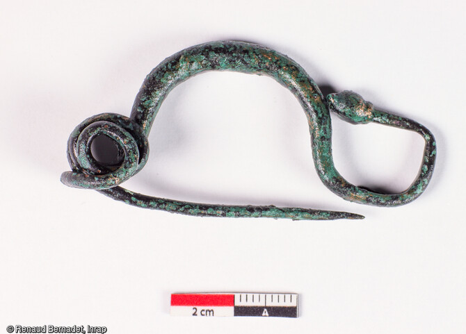 Fibule en alliage cuivreux issue du même dépôt secondaire à crémation, type Marzabotto attribué à La Tène A2(-430-410) mise au jour à Plancy-l'Abbaye (Aube).