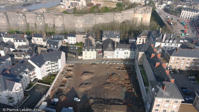 Vue aérienne du chantier à Angers (Maine-et-Loire) avec les deux emprises de fouille. Les archéologues ont mis au jour des murs et des remblais de fondation de l'Académie royale d'équitation, fondée au 17e siècle, puis reconstruite entre 1751 et 1761. Sous les vestiges de l'Académie, les archéologues ont aussi exhumé les restes d'un logis noble du Moyen Âge (XIVe-XVe siècle) 