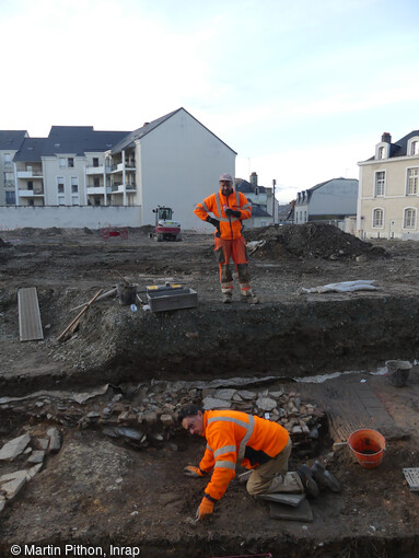 Vestiges du logis Casenove (XIVe-XVe siècle) en cours de dégagement après le décapage à le pelle mécanique à Angers (Maine-et-Loire). 