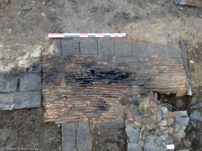 Sole d'une cheminée médiévale ou moderne appartenant peut-être au logis Casenove (XIVe-XVe siècle)en cours de fouille à Angers (Maine-et-Loire).