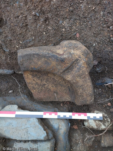 Mortier de cuisine en pierre calcaire provenant du comblement de la cave médiévale mis au jour à Angers (Maine-et-Loire).