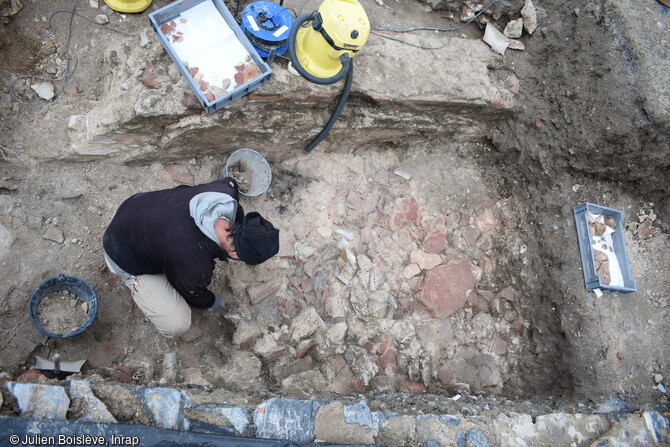 Prélèvement d'enduits peints en rouge et noir en grande partie effondrés d'époque romaine mis au jour à Angers (Maine-et-Loire). Cette occupation romaine se rapporte à Juliomagus, chef-lieu des Andicaves (1e-3ème siècles) 
