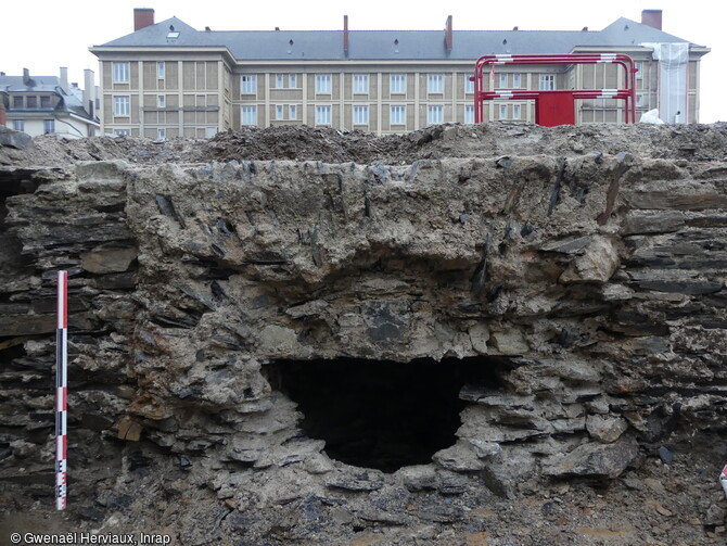 Vue d'un puits recouvert par le mur des écuries de l'Académie royale d'équitation (XVIIe-XVIIIe siècles à Angers (Maine-et-Loire).