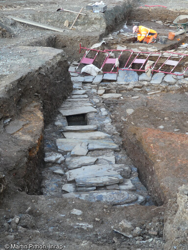 Caniveaux modernes liés au second état de l'Académie royale d'équitation (XVIIIe siècle) à Angers (Maine-et-Loire).