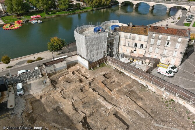 Vue de la moitié nord de l'emprise aux abords de la porte Saint-Jacques et de la Charente à Cognac (Charente).