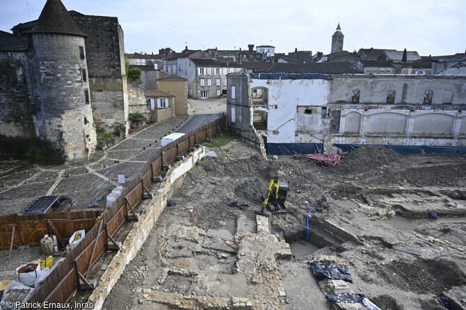 Contexte général du sondage réalisé dans le canal longeant les bâtiments aux abords du château à Cognac (Charente).