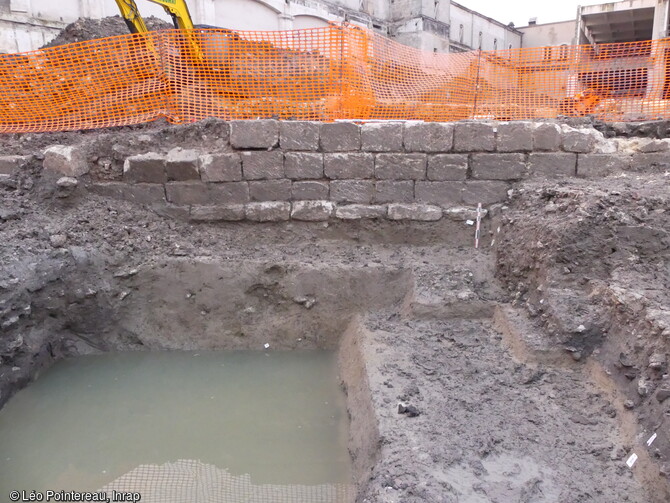 Mur bordier du canal et de la chaussée en cours de fouille à Cognac (Charente).