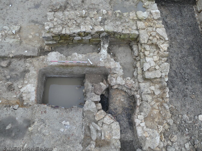 Four construit au détriment d'un bassin au sein du quartier sud de l'îlot (XVe-XVIe siècles) à Cognac (Charente).