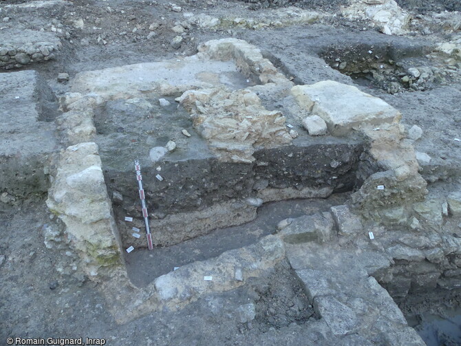 Vue des deux bassins dédiées aux activités artisanales (production de salpêtre (?) (fin XVIe-XVIIe siècles) à Cognac (Charente).