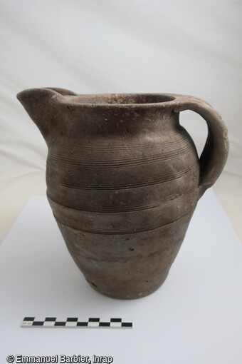 Pichet (XIIIe siècle ?) retrouvé dans les niveaux d'abandon du canal à Cognac (Charente).