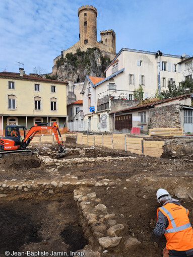 Vue de la fouille en cours au pied du château à Foix (Ariège).