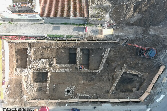 Vue aérienne de la fouille en cours à Foix (Ariège).
