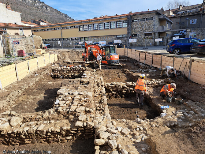 Des maçonneries médiévales et modernes ont été mises au jour dans le quartier de la Faurie à Foix (Ariège).