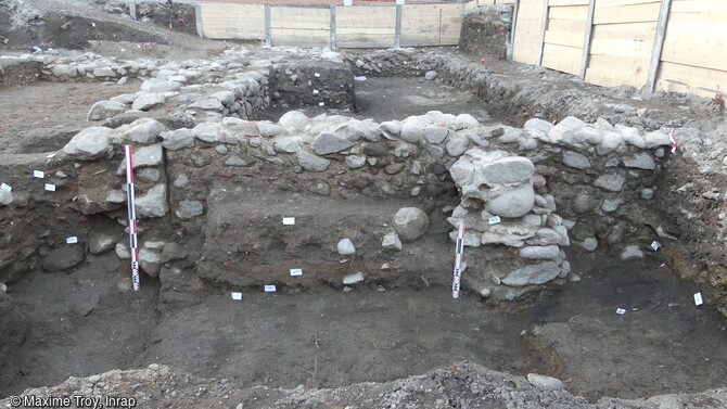 Les maçonneries constituent plusieurs bâtiments occupés pendant les périodes médiévales et modernes à Foix (Ariège).