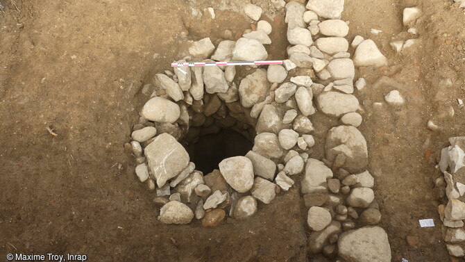 Maçonnerie circulaire identifiée comme une latrine moderne durant les fouilles à Foix (Ariège) 