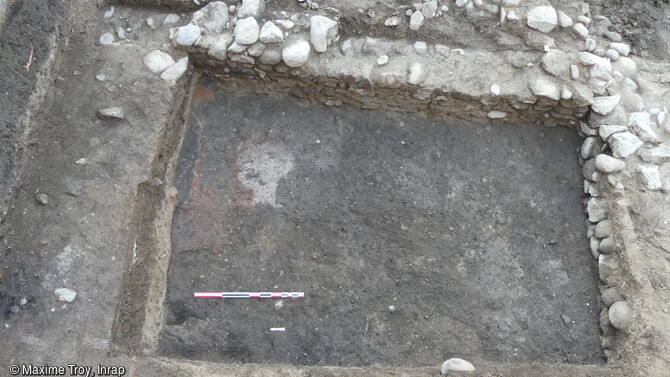 À plusieurs endroits de la fouille à Foix (Ariège), des indices semblent attester d'une activité de forge au Moyen Âge. 