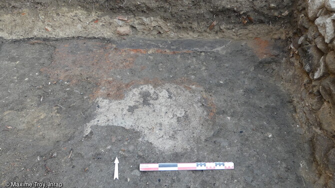 À plusieurs endroits de la fouille à Foix (Ariège), des indices semblent attester d'une activité de forge au Moyen Âge : ici des traces de rubéfaction (traces de chauffes).