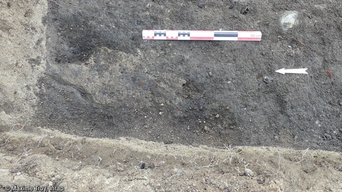 À plusieurs endroits de la fouille à Foix (Ariège), des indices semblent attester d'une activité de forge au Moyen Âge. Ici, des scories.