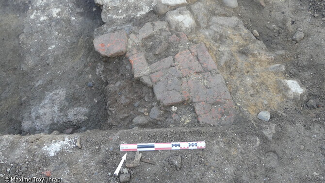 Si les relations entre les niveaux de scories, de sols, de remblais et de maçonneries, mis au jour durant la fouille à Foix (Ariège), sont encore à étudier, ces éléments laissent penser qu'il y aurait des zones d'artisanat liées au travail du fer en plus de potentielles zones d'habitat. 