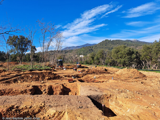 Sur le site de Brancale à Monte (Haute-Corse), les archéologues ont fouillé de nombreuses structures en creux ayant livré un important mobilier de l'âge du Bronze 