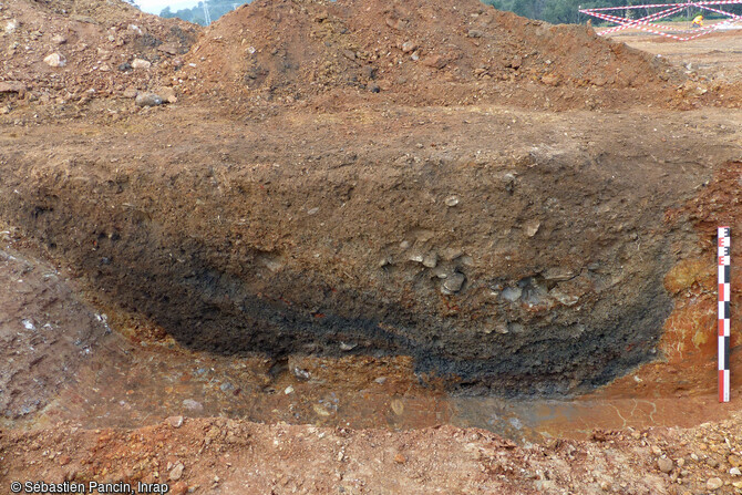 La fouille sur le site de Brancale à Monte (Haute-Corse) a livré de nombreuses structures présentant des comblements charbonneux et/ou des structures rubéfiées, qui additionnées à l'important mobilier céramique de l'âge du Bronze laisse à penser que plusieurs fours ont servi sur le site.