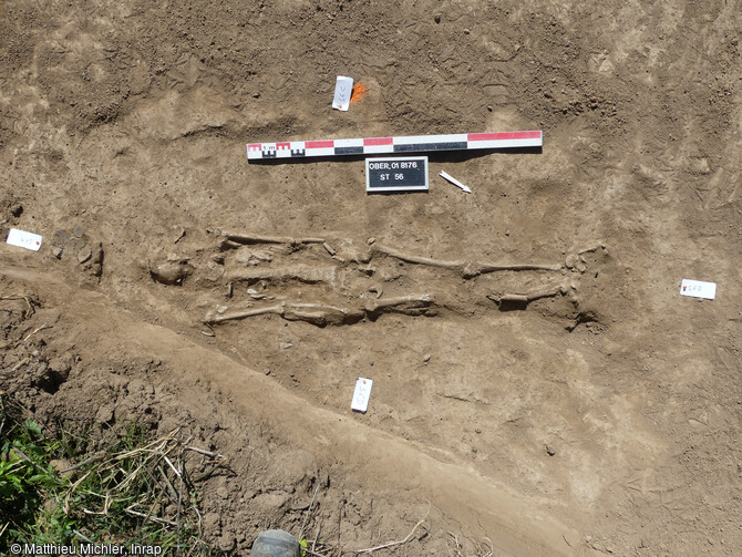 Vue en plan de l'inhumation 56 datée du Néolithique moyen (Ve millénaire av. notre ère) avec dépôt de deux pointes de flèche triangulaires en silex et un vase, Oberschaeffolsheim (Bas-Rhin).