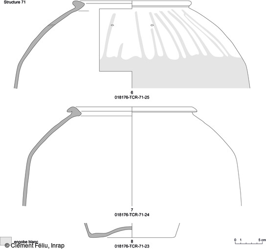 Deux grandes jarres (dolia) provenant de la fosse 71 et datées de la Tène finale. L'une porte des traces de couleurs, Oberschaeffolsheim (Bas-Rhin).