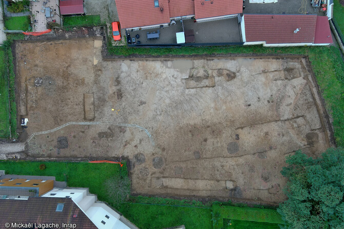 Vue générale de l'emprise de la fouille après décapage à Dasles (Doubs)
