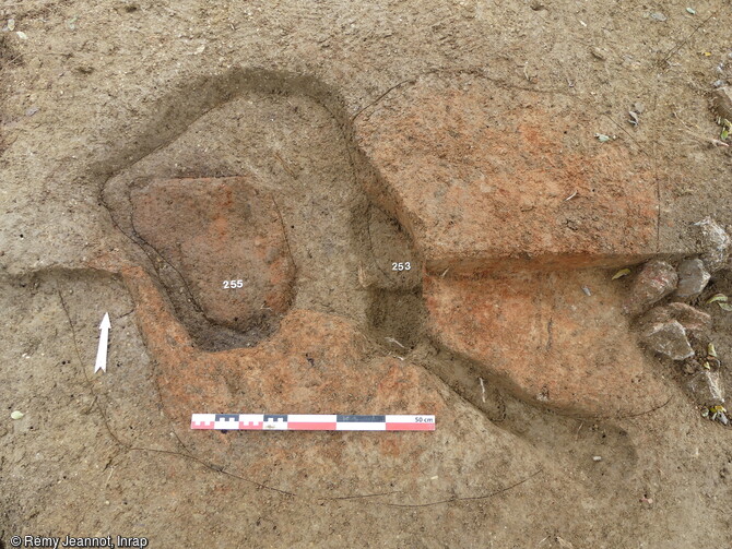 Fouille d'un probable bas fourneau arasé sur le site médiéval à Dasles (Doubs). Il est situé à proximité d'un épandage de scories de réduction au abord du ruisseau, et peut-être lié à des différentes activités artisanales. 