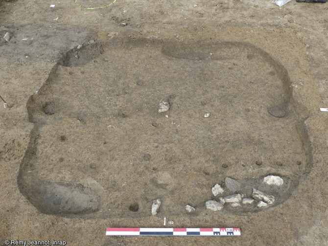 Cabane excavée à deux poteaux axiaux avec fosses dans les angles et nombreux piquets interne, mise au jour sur le site médiéval à Dasles (Doubs).