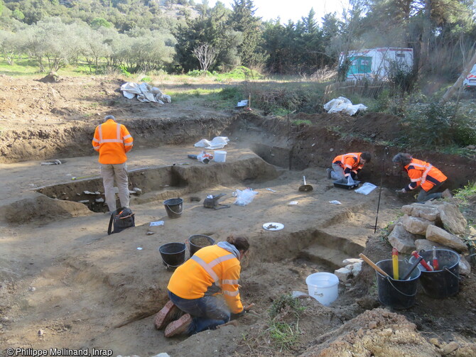 Vue générale de la fouille à Tarascon (Bouches-du-Rhône). Des découvertes archéologiques y ont été réalisées dès le 19e s. et attestent une occupation des lieux depuis le VIe s. avant notre ère avec une densité plus forte aux Ier-IIIe s. de notre ère au moment où semble se développer une petite agglomération romaine. 