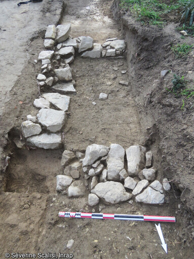 Les murs romains, conservés sur quelques assises sont construits avec des pierres calcaires brutes et les rares sols conservés sont en terre, mis au jour à Tarascon (Bouches-du-Rhône).