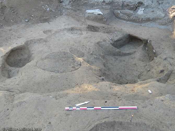 Cet ensemble de creusements, trous de poteaux et  logettes  s'organise en périphérie d'un vaste négatif mis au jour à Tarascon (Bouches-du-Rhône). Ces creusements peuvent correspondre à des fonds de cabanes, tandis que d'autres doivent être interprétés comme fosses de travail ou de stockage. 