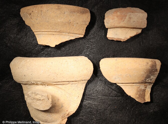 Fragments d'amphores massaliètes et étrusques provenant du comblement d'une des fosses du premier âge du Fer mis au jour à Tarascon (Bouches-du-Rhône). Ce mobilier montre que la population protohistorique de cet habitat perché, proche de grands axes de communication est ouverte aux influences extérieures. 