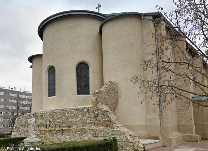 Portion encore visible du rempart médiéval du XIIe s. sur l'arrière de l'église actuelle, Sainte-Foy-Lès-Lyon (Rhône)