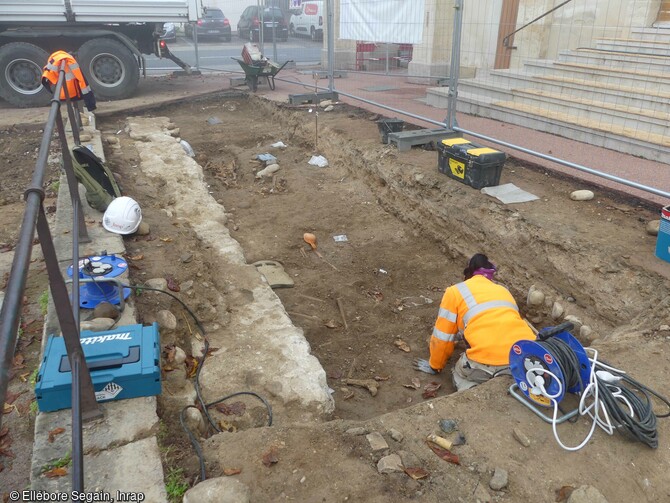Zone de fouille sur le parvis de l'église actuelle à Sainte-Foy-Lès-Lyon (Rhône). 24 sépultures ont été découvertes, qui se répartissent sur au moins trois niveaux. La datation de cet ensemble n'est pas connue pour l'instant. 
