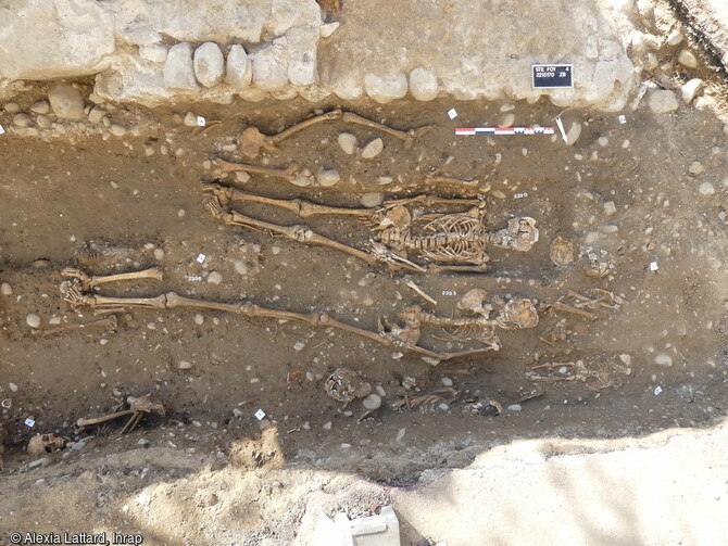 Ensemble de sépulture identifiés sur le parvis de l'église actuelle à Sainte-Foy-Lès-Lyon (Rhône).