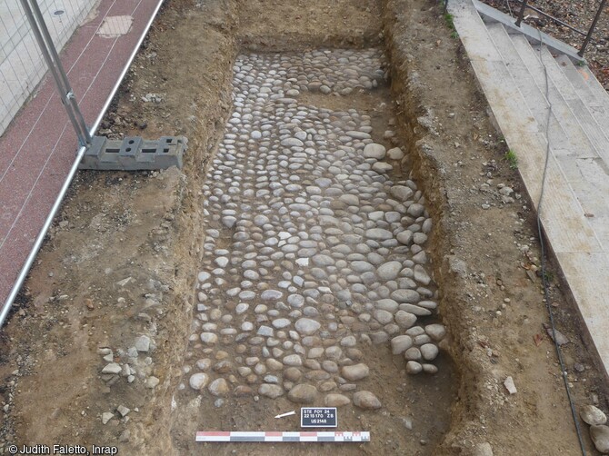 Calade (ruelle de galets) recouvrant les sépultures mises au jour sur le parvis de l'église actuelle de Sainte-Foy-Lès-Lyon (Rhône).