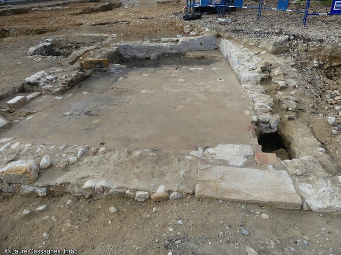 La fouille de la place située devant l'église à mis au jour une grande cave médiévale voutée et son accès à Sainte-Foy-Lès-Lyon (Rhône), qui étaient encore en partie vides malgré l'éboulement ancien du rez-de-chaussés de la maison. Il s'agit des restes de deux pièces. Vue de la pièce centrale, avec au premier plan le mur reprenant le tracé du rempart, et à droite un trou indiquant la présence d'une cavité. 