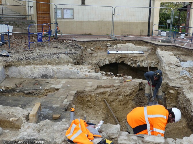La fouille de la place située devant l'église à mis au jour une grande cave médiévale voûtée et son accès à Sainte-Foy-Lès-Lyon (Rhône). Travail en cours sur les deux espaces de la cave, au premier plan l'accès, et au second-plan la cave voûtée. 