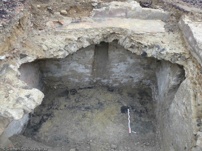 La fouille de la place située devant l'église à mis au jour une grande cave médiévale voutée et son accès à Sainte-Foy-Lès-Lyon (Rhône).  Vue de la cave voûtée située sous la pièce nord du rez-de-chaussée.