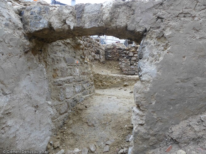 La fouille de la place située devant l'église à mis au jour une grande cave médiévale voutée et son accès à Sainte-Foy-Lès-Lyon (Rhône). Vue du linteau recouvrant l'entrée de la cave, entre la pièce nord et la pièce centrale. 