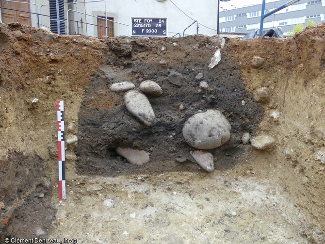 Un des silos du XIIe siècle comportant des rejets carbonisés, mis au jour à Sainte-Foy-Lès-Lyon (Rhône). Ces silos servaient vraisemblablement à stocker des grains qui ont été retrouvés. 