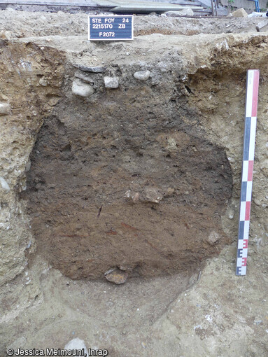 Un des silos du XIIe siècle avec un col bien conservé, mis au jour à Sainte-Foy-Lès-Lyon (Rhône). Ces silos servaient vraisemblablement à stocker des grains qui ont été retrouvés.