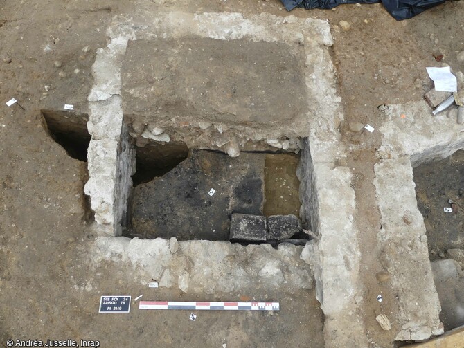 Un des silos du XIIe siècle recoupé par un petit bâtiment, mis au jour à Sainte-Foy-Lès-Lyon (Rhône). Ces silos servaient vraisemblablement à stocker des grains qui ont été retrouvés.